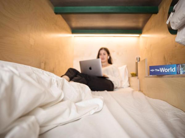 Green Marmot Capsule Hotel Zürich : photo 4 de la chambre capsule simple pour femmes avec balcon 