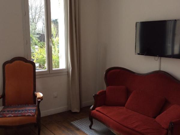 Aliénor : photo 2 de la chambre chambre simple avec douche 