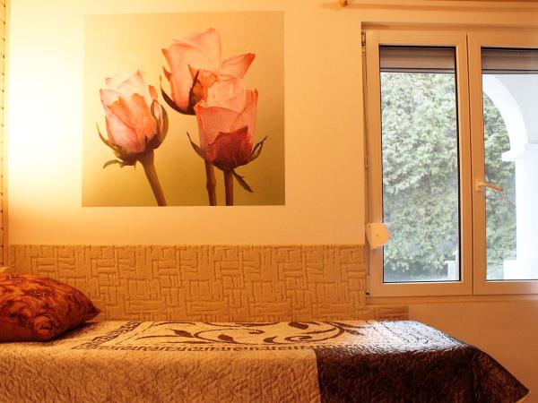 White & Quiet Apartment House : photo 5 de la chambre chambre lits jumeaux avec terrasse