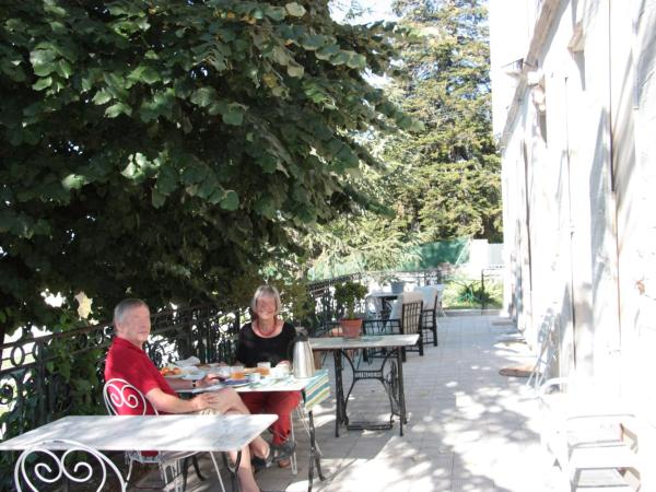 B&B en Provence- Villa Saint Marc : photo 4 de la chambre chambre double ou lits jumeaux - vue sur montagnes