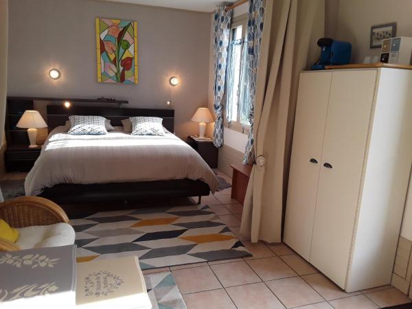 Chambres d'Hôtes de l'Ile du Saule : photo 7 de la chambre chambre double - vue sur jardin