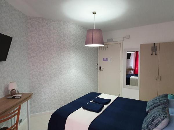 Centric Rooms Mercado : photo 6 de la chambre chambre double avec salle de bains commune