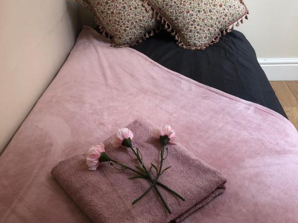 BIG ROOM rusholme WITH TV AND PRIVATE BATHROOM-parking&wifi : photo 9 de la chambre suite familiale deluxe