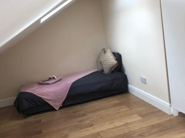 BIG ROOM rusholme WITH TV AND PRIVATE BATHROOM-parking&wifi : photo 10 de la chambre suite familiale deluxe