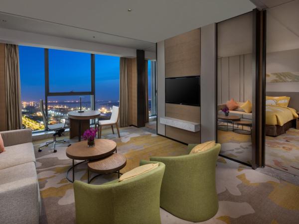 Holiday Inn Nanjing Harbour, an IHG Hotel : photo 1 de la chambre suite 1 chambre avec lit king-size et vue sur le port