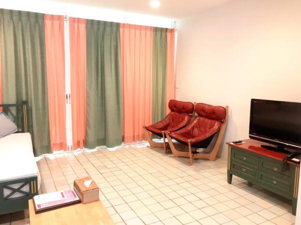 Chom View Hotel, Hua Hin : photo 9 de la chambre chambre lit king-size avec balcon