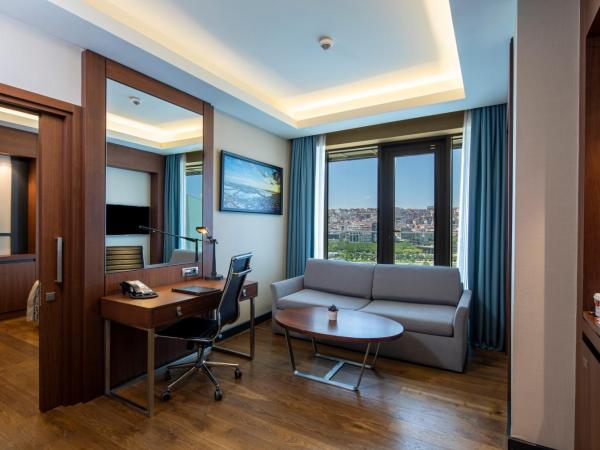Clarion Hotel Golden Horn : photo 3 de la chambre suite avec terrasse et vue sur la mer