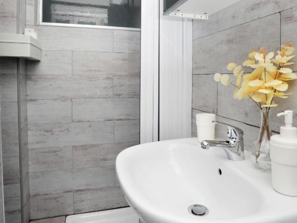 Interno1 Bari Policlinico : photo 4 de la chambre chambre triple avec salle de bains privative