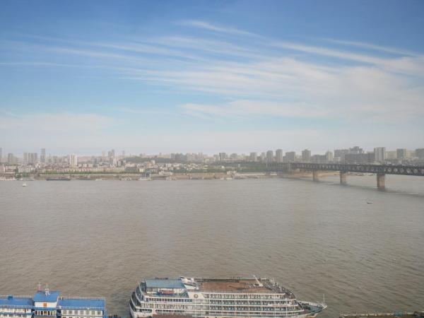 Holiday Inn Wuhan Riverside, an IHG Hotel : photo 2 de la chambre one-bedroom suite with river view - top floor