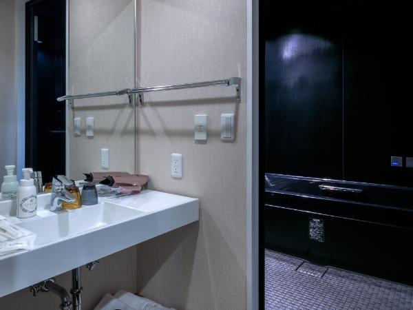 Randor Residence Susukino Suites : photo 8 de la chambre suite lit king-size avec baignoire spa