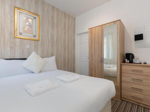 The Sandringham Court Hotel & Sports Bar-Groups Welcome here-High Speed Wi-Fi : photo 6 de la chambre chambre triple standard