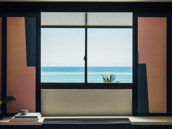 Hotel Renew : photo 2 de la chambre hébergement lit king-size - vue sur océan