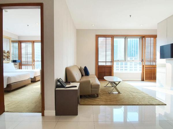 Grande Centre Point Ploenchit : photo 1 de la chambre suite balcon angle