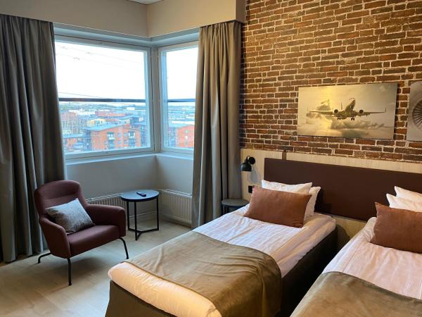 Skyline Airport Hotel : photo 5 de la chambre chambre affaires lits jumeaux