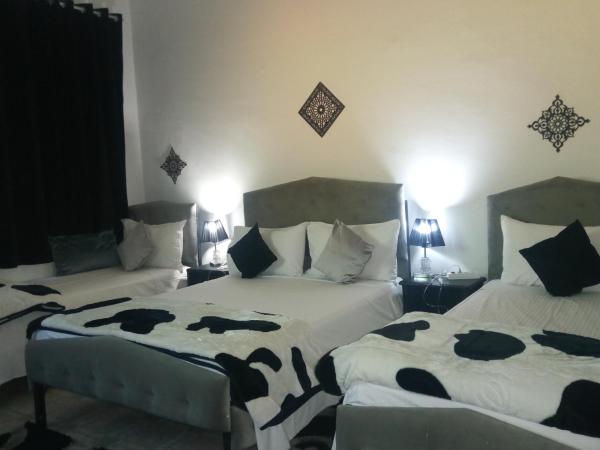 Hôtel Fontaine Campini : photo 2 de la chambre chambre triple basique avec salle de bains commune