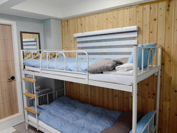 Insadong Hostel : photo 1 de la chambre chambre lits jumeaux avec salle de bains privative