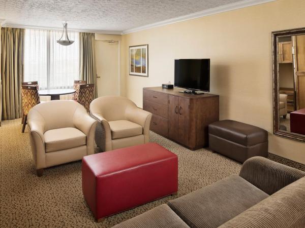 Crowne Plaza Louisville Airport Expo Center, an IHG Hotel : photo 1 de la chambre suite 1 chambre avec 2 lits queen-size