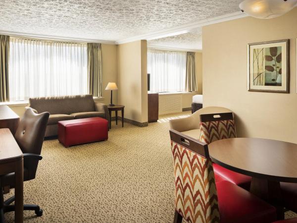 Crowne Plaza Louisville Airport Expo Center, an IHG Hotel : photo 1 de la chambre suite lit king-size junior avec canapé-lit