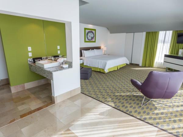 Holiday Inn Queretaro Zona Krystal, an IHG Hotel : photo 4 de la chambre suite lit king-size