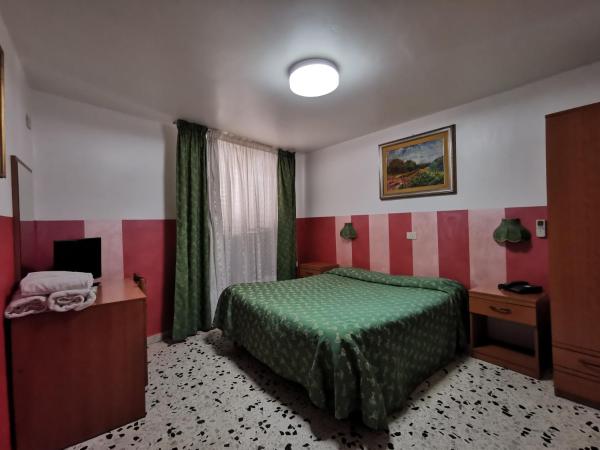 Hotel Cortese : photo 2 de la chambre chambre double ou lits jumeaux avec salle de bains commune