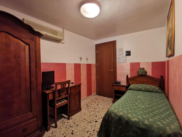 Hotel Cortese : photo 1 de la chambre chambre double ou lits jumeaux avec salle de bains commune