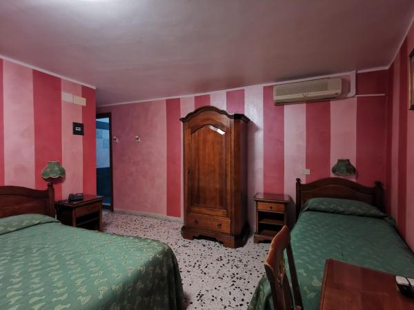 Hotel Cortese : photo 1 de la chambre chambre triple avec salle de bains privative