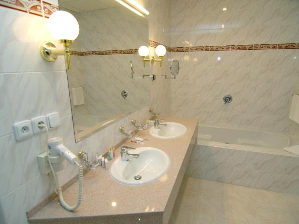 Hotel Opera : photo 3 de la chambre chambre triple