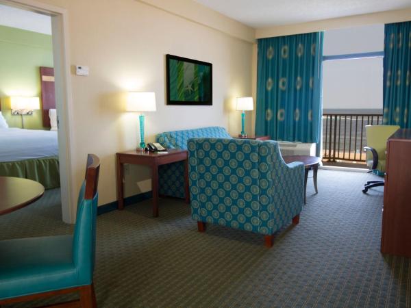 Holiday Inn & Suites Virginia Beach - North Beach, an IHG Hotel : photo 3 de la chambre suite lit queen-size de luxe - non-fumeurs