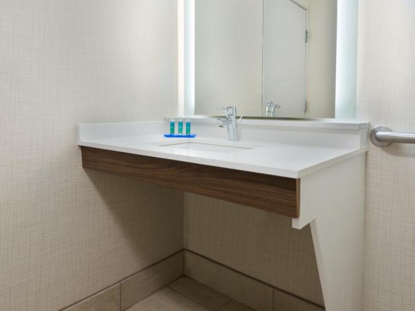 Holiday Inn Express & Suites - Columbus Airport East, an IHG Hotel : photo 3 de la chambre chambre standard avec 2 lits queen-size - adaptée aux personnes malvoyantes/malentendantes
