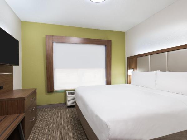 Holiday Inn Express & Suites - Columbus Airport East, an IHG Hotel : photo 1 de la chambre chambre lit king-size standard avec canapé-lit - non-fumeurs