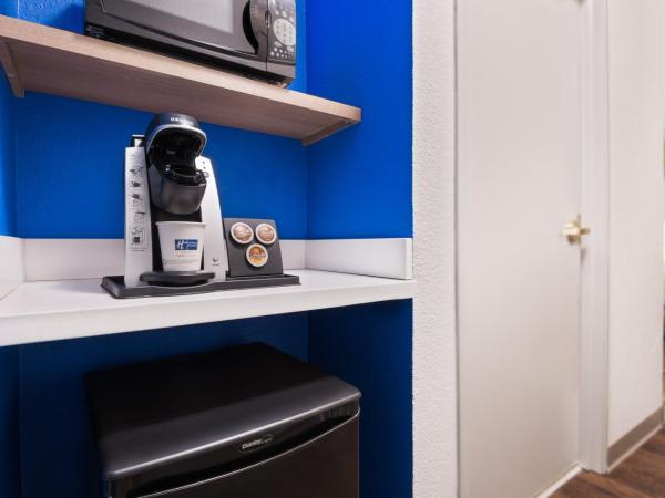 Holiday Inn Express & Suites - Columbus Airport East, an IHG Hotel : photo 3 de la chambre chambre standard avec 2 lits queen-size