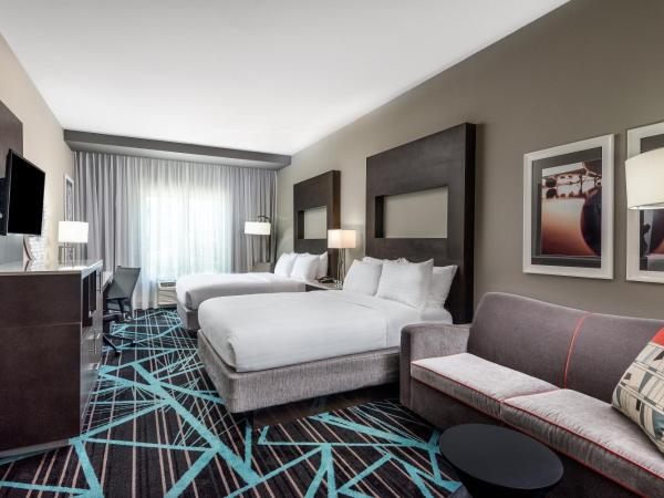 Holiday Inn Express & Suites - Charlotte Airport, an IHG Hotel : photo 2 de la chambre chambre de caractère avec 2 lits doubles - non-fumeurs