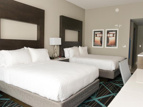 Holiday Inn Express & Suites - Charlotte Airport, an IHG Hotel : photo 4 de la chambre chambre avec 2 grands lits queen-size 