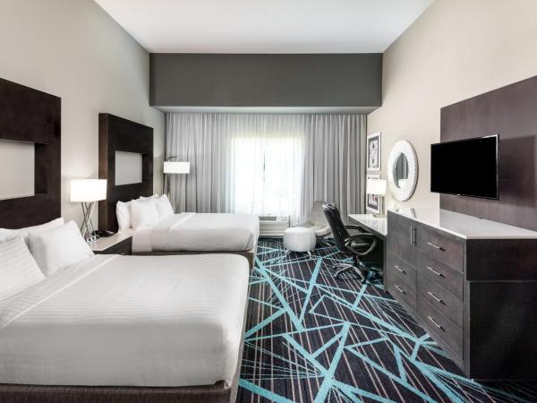 Holiday Inn Express & Suites - Charlotte Airport, an IHG Hotel : photo 2 de la chambre chambre avec 2 grands lits queen-size 
