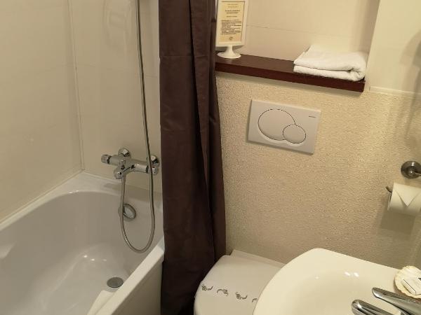 Hôtel Aux Tamaris - Vue Mer : photo 6 de la chambre chambre simple standard - vue sur ville - escale 