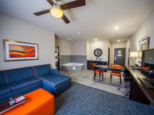 Holiday inn Express & Suites Oklahoma City Southeast, an IHG Hotel : photo 2 de la chambre suite lit king-size avec baignoire spa - non-fumeurs