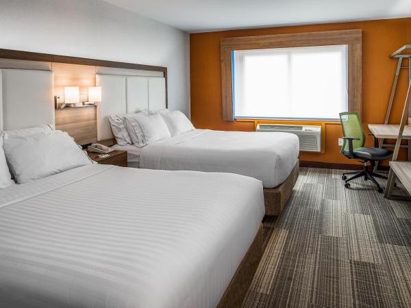 Holiday Inn Express & Suites Halifax - Bedford, an IHG Hotel : photo 4 de la chambre standard queen room with two queen beds and walk-in shower