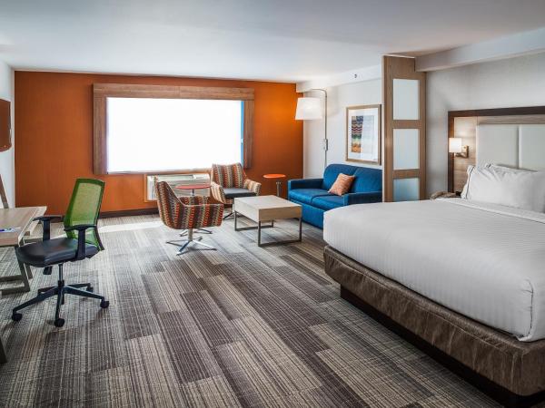 Holiday Inn Express & Suites Halifax - Bedford, an IHG Hotel : photo 3 de la chambre suite lit king-size avec canapé-lit