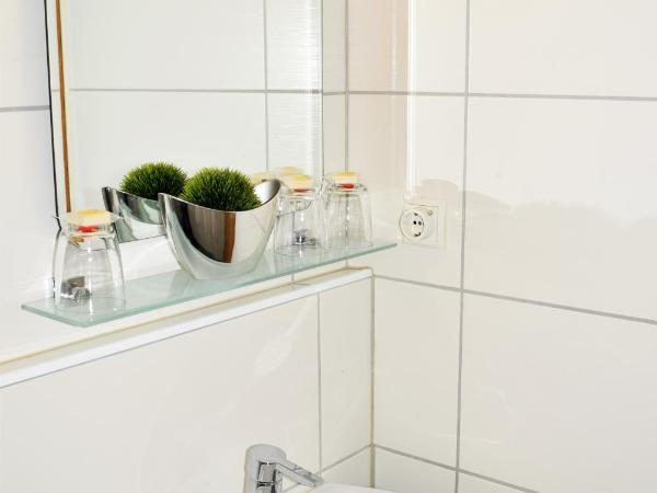 Hotel- Restaurant Kerzan´s : photo 2 de la chambre chambre double ou lits jumeaux avec salle de bains