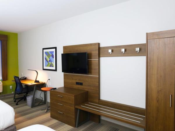 Holiday Inn Express & Suites - Houston IAH - Beltway 8, an IHG Hotel : photo 3 de la chambre suite 2 lits queen-size - non-fumeurs