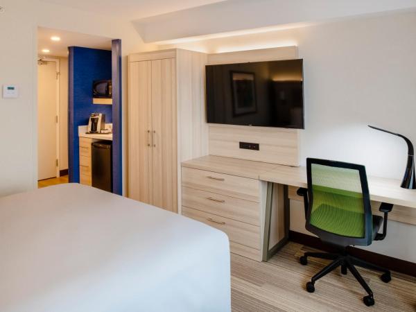 Holiday Inn Express & Suites Halifax - Bedford, an IHG Hotel : photo 3 de la chambre chambre lit queen-size standard avec douche à l'italienne