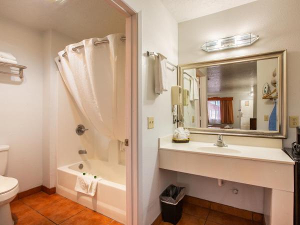 Sandia Peak Inn Old Town ABQ, a Howard Johnson by Wyndham : photo 2 de la chambre suite - non-fumeurs