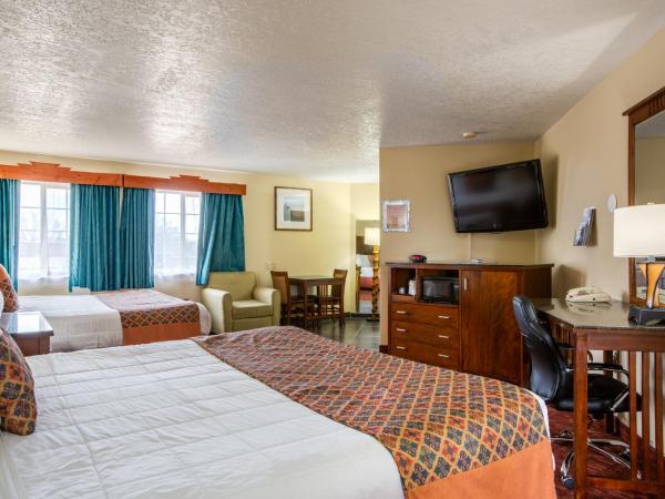 Sandia Peak Inn Old Town ABQ, a Howard Johnson by Wyndham : photo 2 de la chambre suite avec 2 lits king-size - non-fumeurs