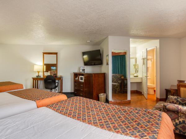 Sandia Peak Inn Old Town ABQ, a Howard Johnson by Wyndham : photo 2 de la chambre suite familiale avec 3 lits queen-size - non-fumeurs