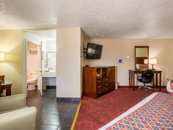 Sandia Peak Inn Old Town ABQ, a Howard Johnson by Wyndham : photo 3 de la chambre suite avec 2 lits king-size - non-fumeurs