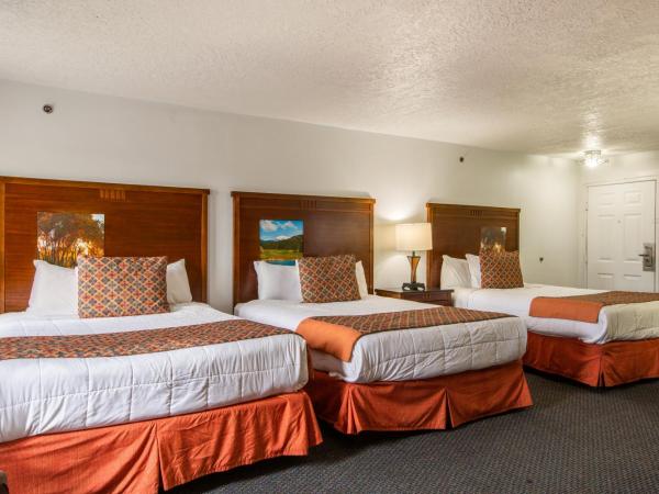 Sandia Peak Inn Old Town ABQ, a Howard Johnson by Wyndham : photo 1 de la chambre suite familiale avec 3 lits queen-size - non-fumeurs