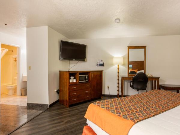 Sandia Peak Inn Old Town ABQ, a Howard Johnson by Wyndham : photo 3 de la chambre suite lit king-size de luxe avec jacuzzi - non-fumeurs