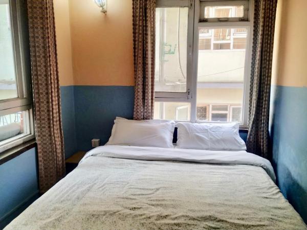 Family Peace House, Kathmandu : photo 4 de la chambre chambre double avec salle de bains privative