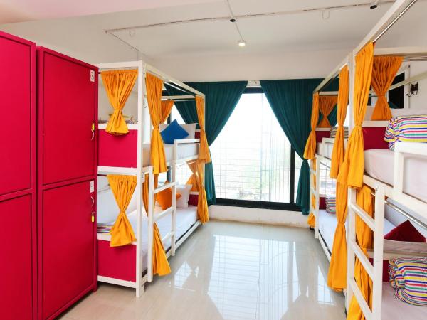 goSTOPS Mumbai : photo 3 de la chambre bed in 10 bed mixed ac dormitory room with ensuite bathroom