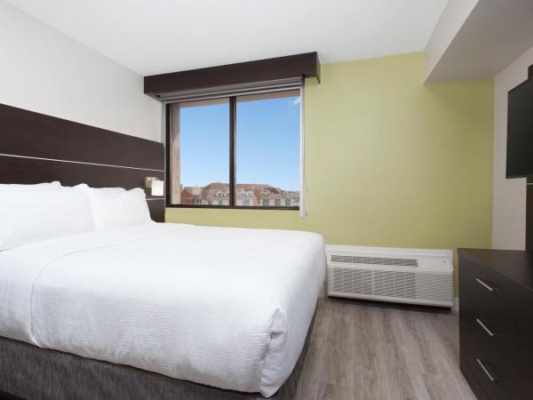 Holiday Inn Express & Suites Mississauga-Toronto Southwest, an IHG Hotel : photo 2 de la chambre chambre lit queen-size standard avec canapé-lit - non-fumeurs